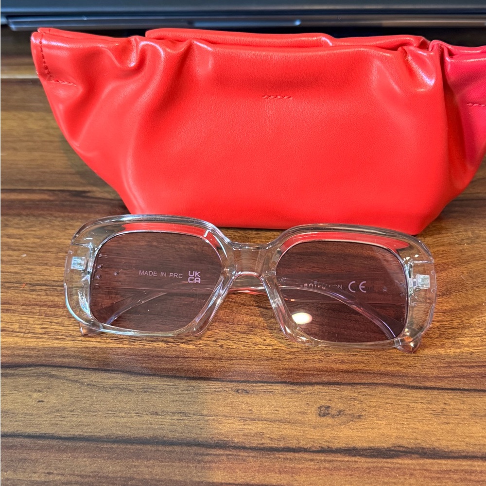 Hey Harper sunglasses and sunglasses case